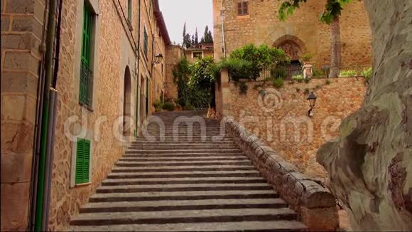 在一个古老的西班牙小村庄里的石头楼梯视频的预览图