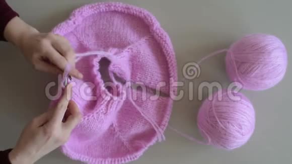 女人手织粉纱视频的预览图