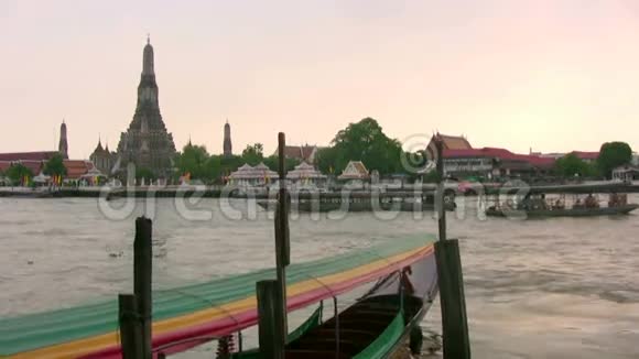 穿越曼谷ChaoPhraya河的公共船只视频的预览图