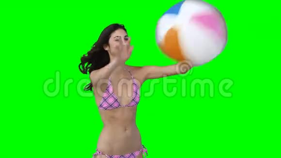 一个女人在屏幕上打沙滩球视频的预览图