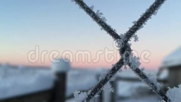 摄像机移除覆盖着雪的网栅然后移开视频的预览图
