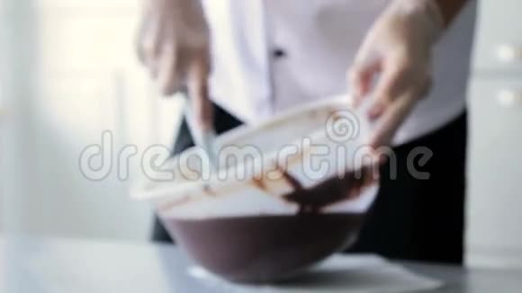 巧克力被融化在碗里视频的预览图