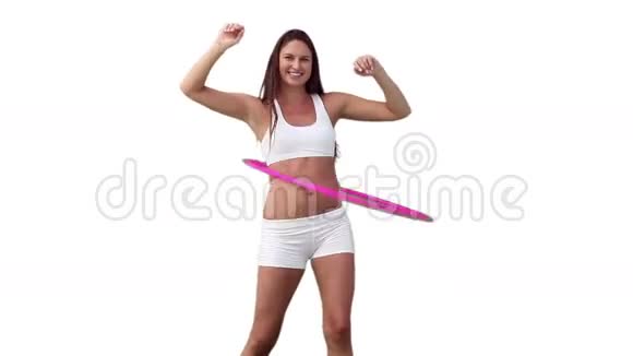 女人张开双臂玩呼啦圈视频的预览图