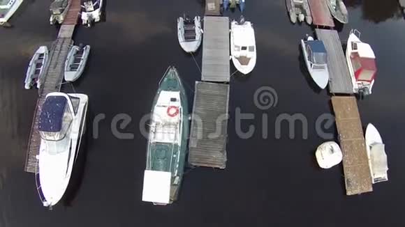 镜头飞过游艇码头视频的预览图
