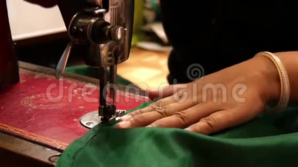 印度瓦拉纳西女裁缝关门视频的预览图