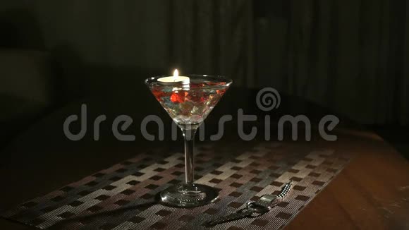 用宝石在玻璃中燃烧蜡烛熄灭蜡烛失望视频的预览图