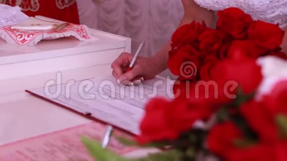 新郎新娘在婚礼上签名视频的预览图