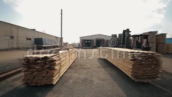 叉车操作员在仓库处理木制托盘人使用装载机多包木木板视频的预览图