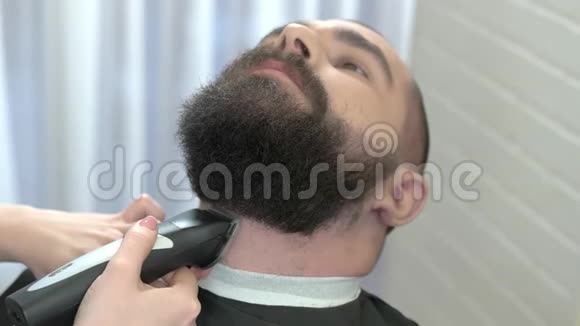 理发店修剪胡子视频的预览图