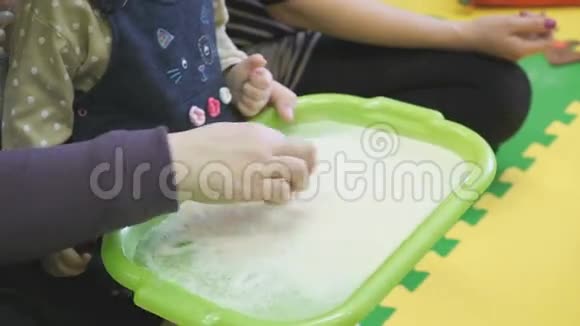 孩子用粗面粉在盘子里画一个手指视频的预览图
