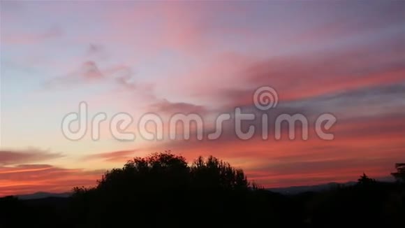 美丽的热带日落从右到左的全景视频的预览图