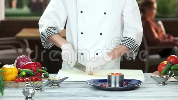 厨师准备墨西哥沙拉视频的预览图