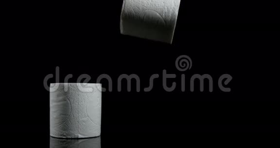 厕纸卷落在黑色背景上视频的预览图