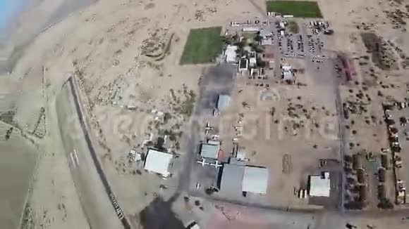 专业跳伞跳伞跳伞在亚利桑那州上空风景地平线视频的预览图
