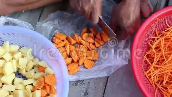 越南人在甲板上切蔬菜煮汤视频的预览图