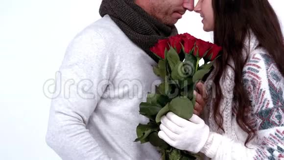 冬天的情侣抱着玫瑰视频的预览图