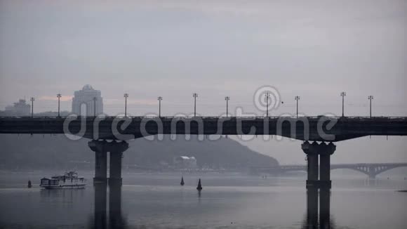 一艘船从河上的桥下经过视频的预览图