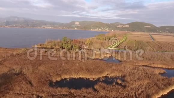 空中射击飞越意大利欧洲沼泽景观用无人驾驶飞机4K视频的预览图