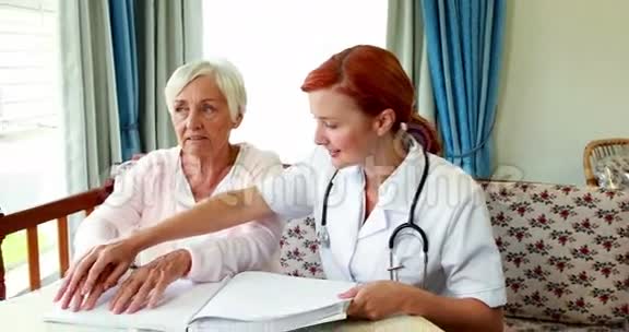 护士帮助病人阅读盲文视频的预览图