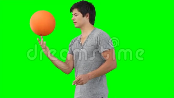 一个人练习用手指旋转篮球视频的预览图