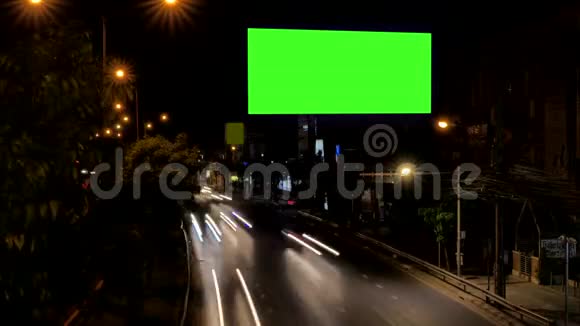 路旁空白广告广告牌夜间交通视频的预览图