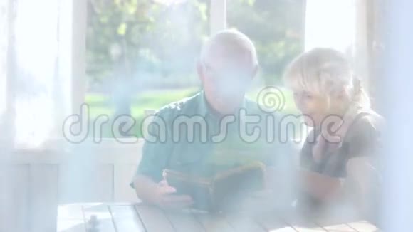 一对老夫妇在看书视频的预览图