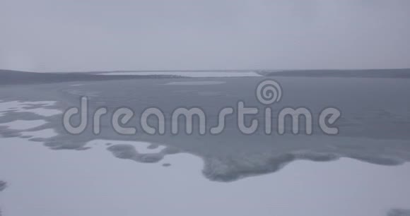 冰冻的湖面空中摄影寒冷的冬天4K视频的预览图