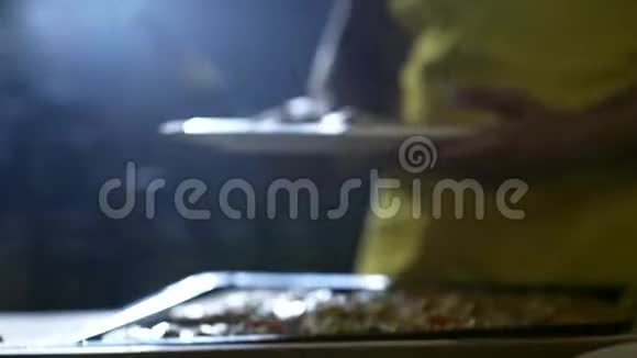 年轻厨师切披萨4K视频的预览图