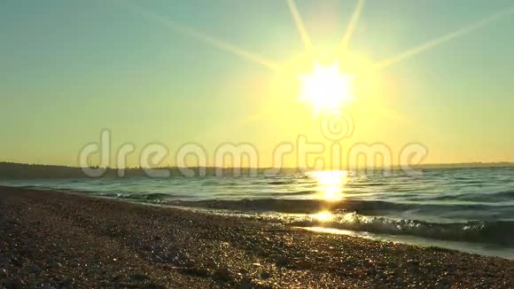 海上升起的太阳的反射视频的预览图