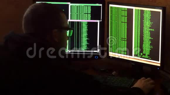打破眼镜密码的黑客黑客从他的黑暗黑客室渗透网络系统计算机程序视频的预览图