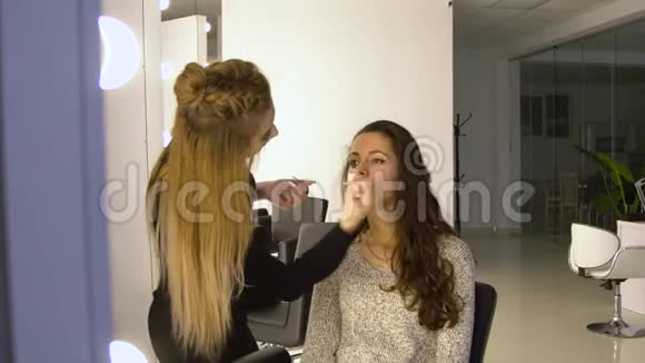 美容院的年轻漂亮女孩化妆师做化妆4K视频的预览图