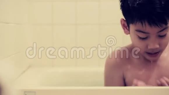 快乐的亚洲男孩在家洗澡视频的预览图