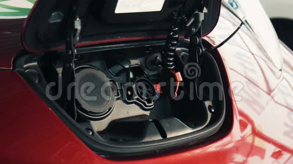 充电点上的红色电动车特写视频的预览图
