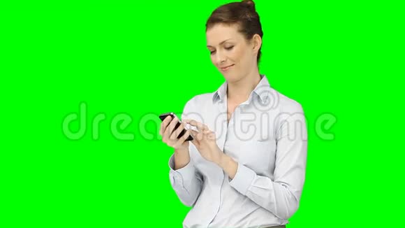 一位女士对着她的智能手机微笑视频的预览图