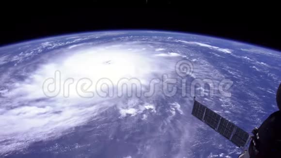 从太空看到的地球气旋卫星图像视频的预览图