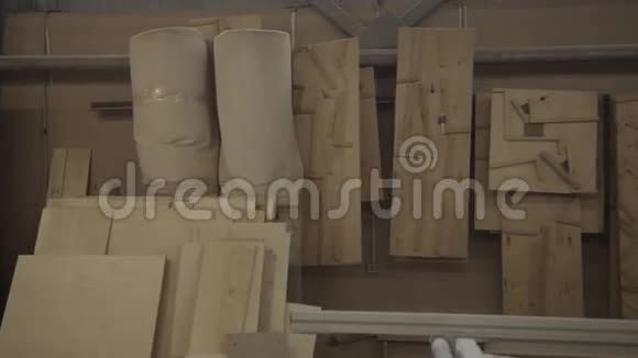 家具厂有许多木板的墙景视频的预览图