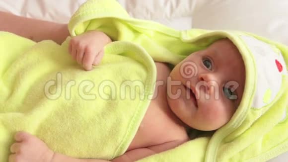 婴儿洗澡后裹在毛巾里视频的预览图