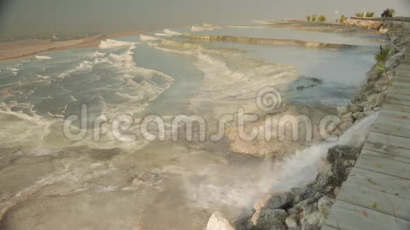 帕穆卡莱矿物温泉带钙阶地土耳其4k视频的预览图