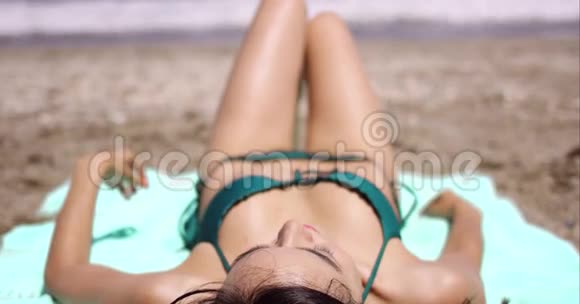 夏日阳光下女人在热带海滩晒太阳视频的预览图
