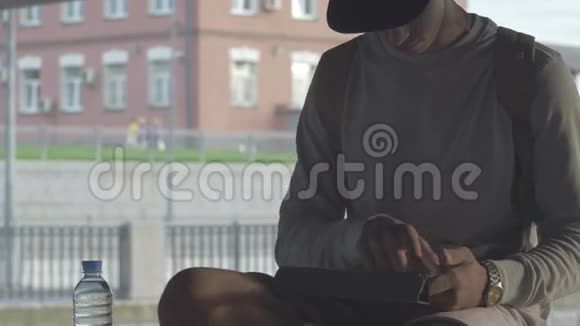 有平板电脑的人城市里的电话视频的预览图