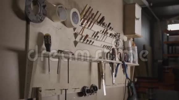 家具厂有不同工作仪器的墙面视频的预览图