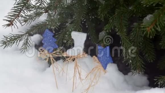 冬天户外雪地里杉树下漂亮的木制玩具视频的预览图