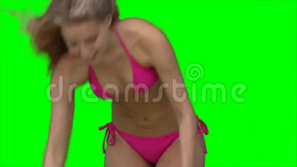 一个女人拿起呼啦圈视频的预览图