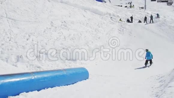滑雪者滑在栏杆上踢人晴天滑雪胜地雪山极端极端视频的预览图