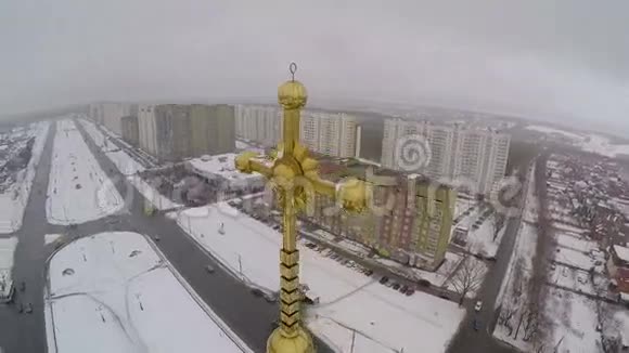 城市教堂上的金色十字架鸟瞰视频的预览图