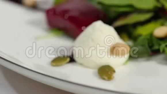 新鲜沙拉与水果和绿色白色木制背景顶部视图与文字空间健康食品沙拉与视频的预览图