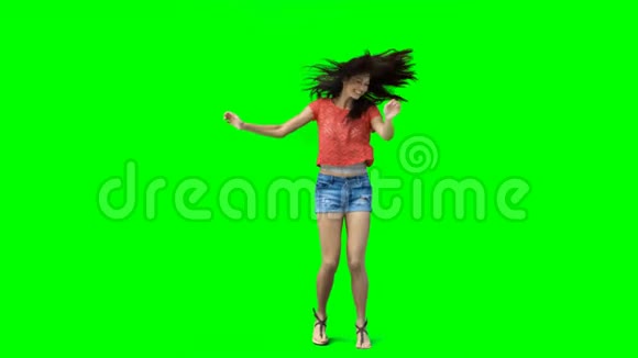 女人微微跳跃跳舞视频的预览图