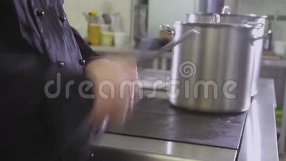 商业厨房男厨磨刀视频的预览图