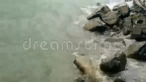 湖面的波浪拍打着岩石视频的预览图