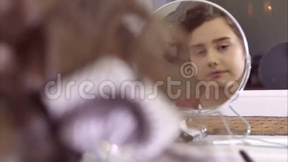 少女在室内镜子前画睫毛视频的预览图